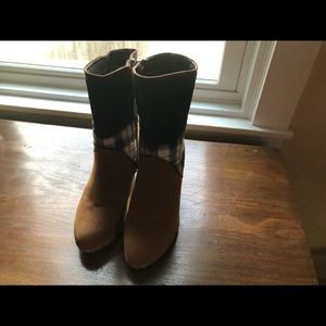 Muk Luks size 9 ladies shade with plaid inlay boot